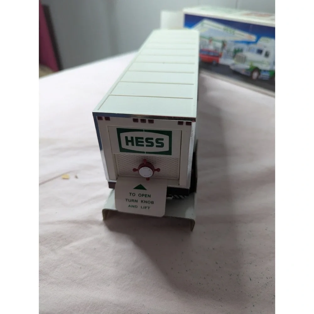 Hess gasoline 18 wheeler truck semi & racer car vintage 1992 with lights new box